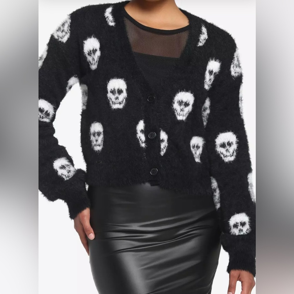 Hot Topic fuzzy Black and White Skull Pattern Sweater